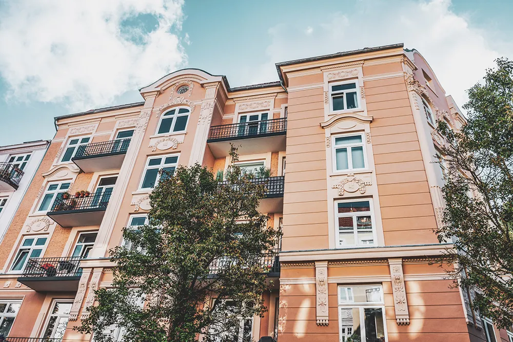 Maler Juergens aus Hamburg bietet ein breites Spektrum an erstklassigen Leistungen. Auf dem Bild erkennt man ein ästhetisches, hellbraunes modernes Haus. Die feinen Schmuckverzierungen von Maler Juergens, stehen allgemein stellvertretend für die hochwertigen Handwerksleistungen.