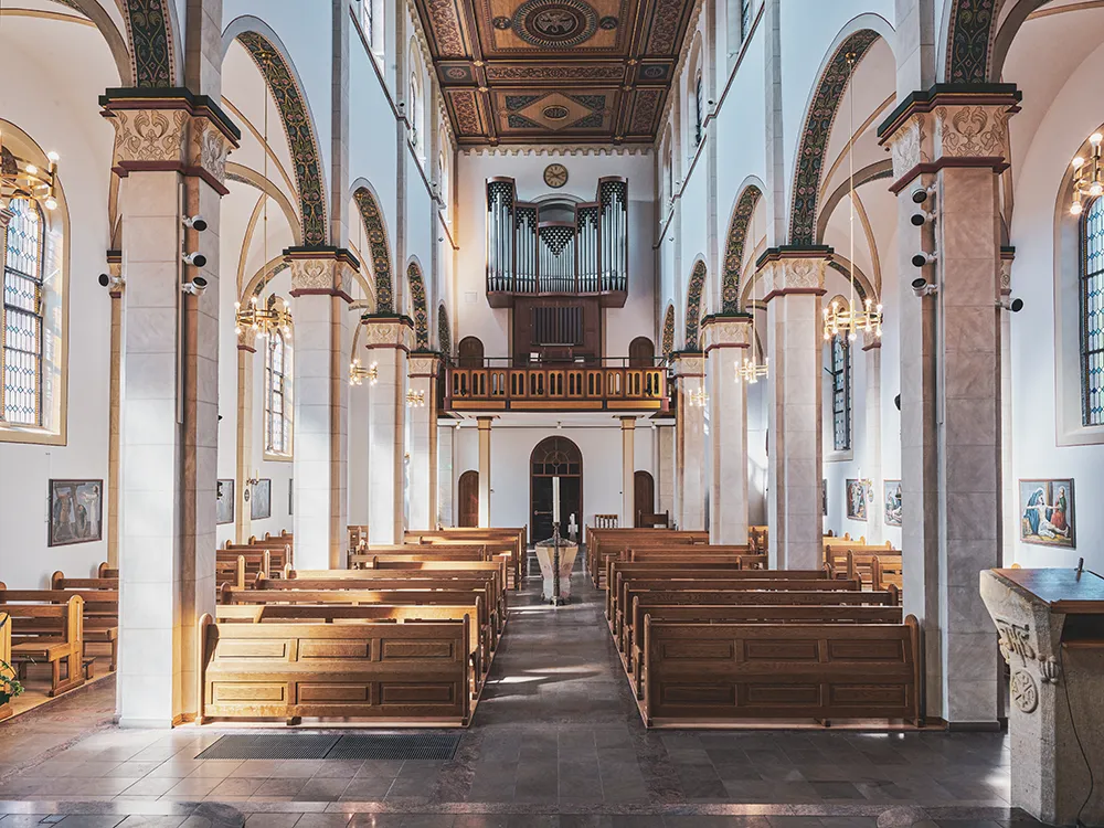 malerarbeiten-kirche-neumuenster-dienstleister-juergens-craft-hamburg