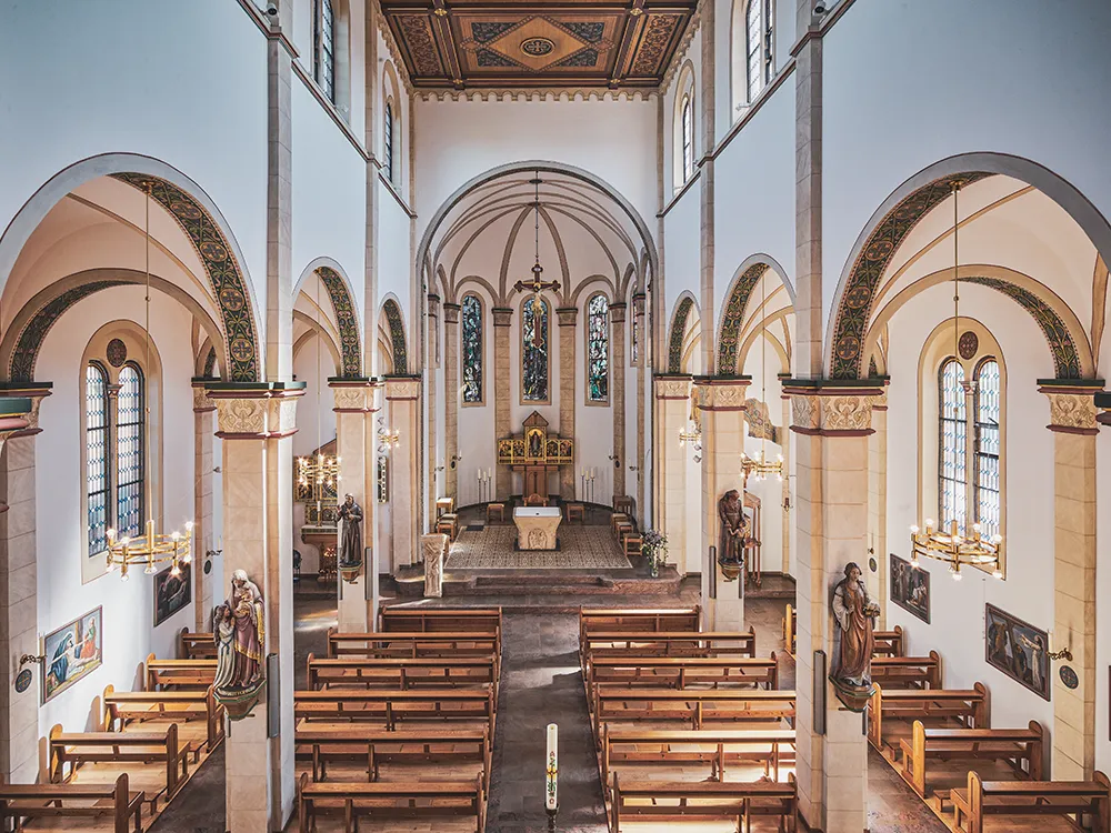 malerarbeiten-kirche-neumuenster-juergens-handwerker-ausbildung-dienstleister